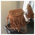 Vue détaillée du sac bandoulière marron avec franges longues et style bohème - Marron