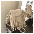 Détail du sac bandoulière en daim beige avec de longues franges et une fine lanière - Blanc Cassé