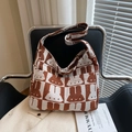 Braun-weiße Stricktasche mit Karomuster, Hasenmotiven und breitem Schultergurt - Braun / Einheitsgröße