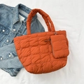 Bolso tote acolchado en color naranja brillante con neceser a juego y correa de hombro - Naranja