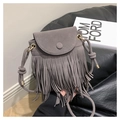 Détail du sac à bandoulière en daim gris avec de longues franges et une bandoulière nouée - Gris