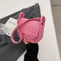Rosafarbene minimalistische Umhängetasche mit zwei Schnallen und Leder-Finish - Rosa