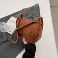 Vintage braune Umhängetasche für Damen mit Doppelschnallen und verstellbarem Schultergurt - Braun