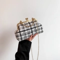 Damen Umhängetasche aus schwarz-weißem Tweed mit Goldkette und metallischem Verschluss - Weiß