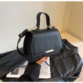 Minimalistische schwarze Handtasche aus Leder mit eleganten goldenen Beschlägen - Schwarz
