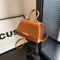 Schicke braune PU-Leder Tasche mit Litschi-Muster, Gold-Schnalle und Schultergurt - Braun