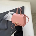 Minimalistische hellrosa Umhängetasche mit Litschi-Textur und goldener Metallschnalle - Rosa