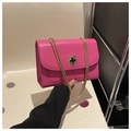 Sac bandoulière en cuir rose vif avec chaîne dorée et fermoir trèfle élégant - Rose rouge