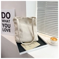 Textura detallada del bolso de mano en pana beige en un ambiente acogedor y moderno - Beige