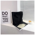 Detalle del bolso tote de pana negra con textura vertical y material de tela de alta calidad - Negro