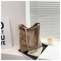 Bolso tote grande de pana caqui para mujer con textura de rayas y correas de hombro - Caqui