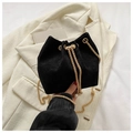 Schicke schwarze Cord-Beuteltasche mit Goldkette und Kordelzug aus Perlenverzierung - Schwarz