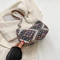Bolso de hombro media luna de estilo étnico con patrones geométricos y ribetes de cuero - Café (Estilo 2)