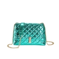 Borsa a tracolla verde metallizzato trapuntata con catena dorata e chiusura a scatto - Verde
