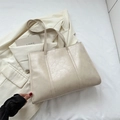 Bolso tote minimalista de cuero encerado beige con correas largas para el hombro - Blanco Roto
