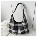 Dettaglio della borsa tote in tweed bianco e nero con bordo sfrangiato e tracolla in pelle - Quadri Neri e Bianchi