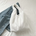 Bolso de hombro de piel sintética blanca sobre chaqueta vaquera, accesorio de otoño suave - Sin Adorno / Blanco
