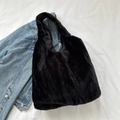 Bolso de hombro minimalista negro de felpa para mujer con textura suave y asa curvada - Sin Adorno / Negro