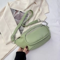 Borsa a tracolla verde chiaro minimalista con doppia cerniera e catena argento - Verde