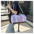 Dettaglio della borsa sportiva viola lavanda con cinghie bianche e tasca stampata - Viola
