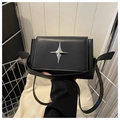 Borsa a tracolla minimalista in pelle nera con stella argentata e tracolla regolabile - Nero