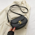 Klassische schwarze Satteltasche mit goldenem T-Verschluss und strukturiertem Leder - Schwarz