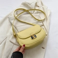 Satteltasche aus hellgelbem Kreuznarbenleder mit goldenem Drehverschluss und Schultergurt - Gelb