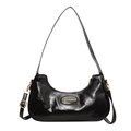 Schwarze glänzende Schultertasche in Halbmondform mit goldenen Beschlägen und Falten - Schwarz