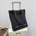 Borsa tote in denim nero con stampa Street Seven e tasche frontali per il pendolare quotidiano - Nero