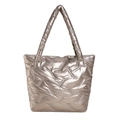 Bolso tote acolchado oro champán con acabado metálico y asas acolchadas - Color gunmetal