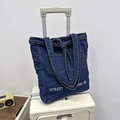 Borsa tote in denim blu scuro con doppie tasche frontali e ricami bianchi street style - Blu Notte