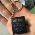 Miniatuur Heilige Bijbel sleutelhanger met zwarte kaft en gouden gravure voor tassen - Zwart