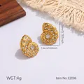 Makroaufnahme von goldenen Muschelohrringen mit weißen Kristallen und Maßen - Muschelform Strass Stil (E2006)