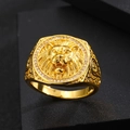 Anello da uomo stile punk placcato oro 18K con testa di leone e zirconi bianchi lucidi - Rilievo Testa di Leone Oro (HJZ50014)