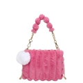Borsa a mano in peluche rosa con manico soffice e tracolla a catena dorata - M / Rosa Rossa
