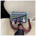 Ethno-Boho-Webtasche mit buntem Jacquard-Gurt und Fransendetails in Hellblau - Blau