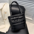 Elegante borsa tote trapuntata nera con finitura lucida e manici rinforzati da donna - Nero