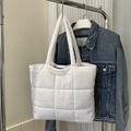 Bolso tote acolchado blanco con costuras cuadradas grandes y correas acolchadas - Blanco