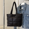 Bolso tote acolchado negro de gran capacidad con diseño de rombos y asas anchas suaves - Negro