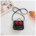Lindo bolso bandolera negro para niña con lazo rojo y costuras blancas de contraste - Negro