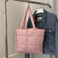 Elegante bolso tote acolchado rosa con textura suave de plumón y asas para mujer - Rosa