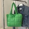 Bolso tote acolchado en verde vibrante con patrones de cuadros grandes y asas - Verde