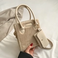 Bolso de mano de piel sintética beige con mini monedero a juego y placa metálica - Caqui