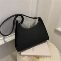 Minimalistische schwarze Baguette-Tasche in Krokodil-Optik mit goldenem Reißverschluss - Einheitsgröße / Schwarz