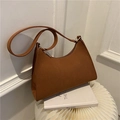 Karamellbraune matte Achseltasche im Baguette-Stil mit goldenem Reißverschluss und Textur - Einheitsgröße / Hellbraun