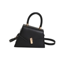 Borsa a mano trapezoidale minimalista in pelle nera opaca con fibbia dorata e tracolla - Nero