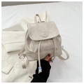 Primer plano de una mini mochila blanco crema con cordón ajustable y parche decorativo - Beige