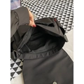 Klassische schwarze Canvas Umhängetasche mit Magnetklappe und geräumigem Innenreißverschluss - Schwarz