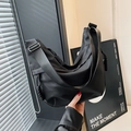 Bolso bandolera de nailon negro en forma de media luna con correa ajustable y nudo - Negro