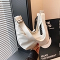 Bolso tote blanco minimalista en nailon pulido con tirador de cremallera de cuerda negra - Blanco